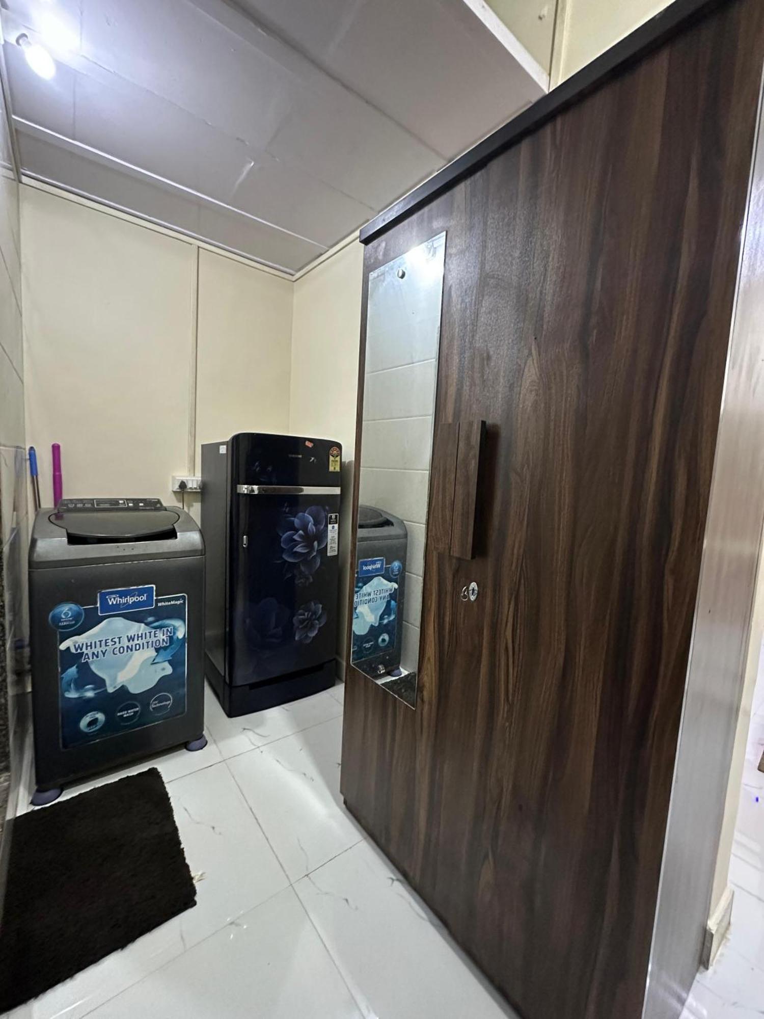 1bhk-entire Near Kokilaben Dhirubhai Ambani Hospital Andheri W * Bombaj